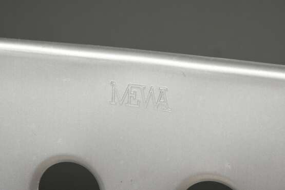 4 "Landi" Stühle, gestanztes und geformtes Aluminium, Entw.: Hans Coray 1938, Ausf.: Vitra, in der Lehne bez. "MEWA", verso "Switzerland", H. 46/77cm, Gebrauchsspuren - photo 5