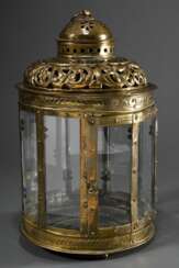 Große Laterne mit floral durchbrochenem Aufsatz und getriebenen Punktborten auf 3 Kugelfüßen, Messing mit Bronze Nieten, 18.Jh., H. 49cm, Ø 30cm, Riss im Glas, Lötstellen