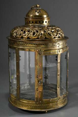 Große Laterne mit floral durchbrochenem Aufsatz und getriebenen Punktborten auf 3 Kugelfüßen, Messing mit Bronze Nieten, 18.Jh., H. 49cm, Ø 30cm, Riss im Glas, Lötstellen - Foto 1