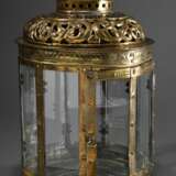 Große Laterne mit floral durchbrochenem Aufsatz und getriebenen Punktborten auf 3 Kugelfüßen, Messing mit Bronze Nieten, 18.Jh., H. 49cm, Ø 30cm, Riss im Glas, Lötstellen - Foto 1