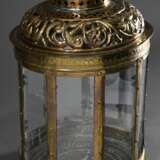 Große Laterne mit floral durchbrochenem Aufsatz und getriebenen Punktborten auf 3 Kugelfüßen, Messing mit Bronze Nieten, 18.Jh., H. 49cm, Ø 30cm, Riss im Glas, Lötstellen - Foto 2