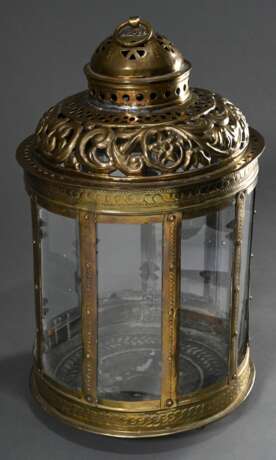 Große Laterne mit floral durchbrochenem Aufsatz und getriebenen Punktborten auf 3 Kugelfüßen, Messing mit Bronze Nieten, 18.Jh., H. 49cm, Ø 30cm, Riss im Glas, Lötstellen - Foto 2