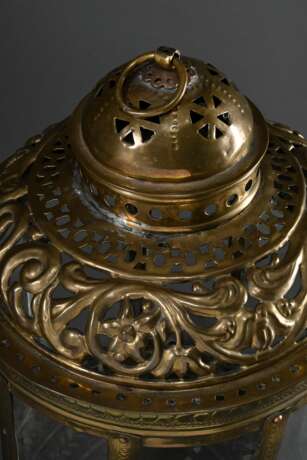 Große Laterne mit floral durchbrochenem Aufsatz und getriebenen Punktborten auf 3 Kugelfüßen, Messing mit Bronze Nieten, 18.Jh., H. 49cm, Ø 30cm, Riss im Glas, Lötstellen - Foto 3