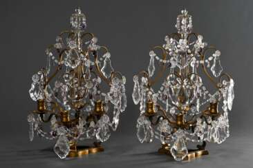 Paar opulente dreiflammige Messing Kandelaber auf dreieckigem Stand mit reichem mehrfarbigem Prismenbehang, 19.Jh., H. 53cm, 1x leicht verbogen