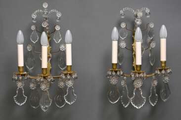 Paar dreiflammige Messing Wandarme mit reichem Prismenbehang, elektrifiziert, H. 40cm