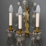 Paar dreiflammige Messing Wandarme mit reichem Prismenbehang, elektrifiziert, H. 40cm - photo 2