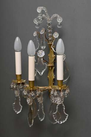 Paar dreiflammige Messing Wandarme mit reichem Prismenbehang, elektrifiziert, H. 40cm - photo 3