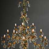 Großer farbig gefasster und vergoldeter Metalllüster mit Prismendekorationen, Italien Mitte 20.Jh., H. 133cm, Ø 112cm - Foto 1