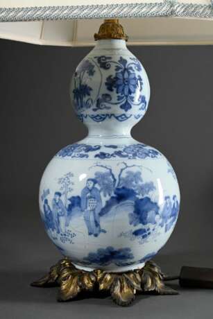 Fayence Balustervase mit Blaumalerei Chinoiserien auf Ormolu Fuß, Hanau 18.Jh., als Lampe montiert, H. 128cm, Hals beschliffen - photo 2