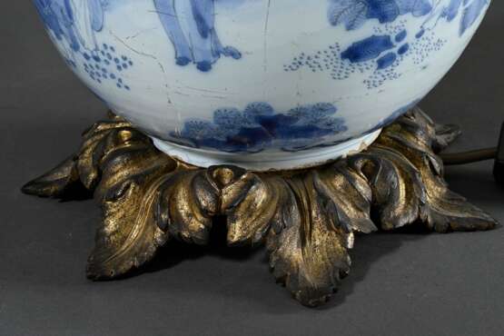 Fayence Balustervase mit Blaumalerei Chinoiserien auf Ormolu Fuß, Hanau 18.Jh., als Lampe montiert, H. 128cm, Hals beschliffen - photo 3