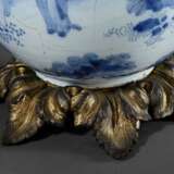 Fayence Balustervase mit Blaumalerei Chinoiserien auf Ormolu Fuß, Hanau 18.Jh., als Lampe montiert, H. 128cm, Hals beschliffen - photo 3