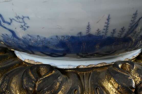 Fayence Balustervase mit Blaumalerei Chinoiserien auf Ormolu Fuß, Hanau 18.Jh., als Lampe montiert, H. 128cm, Hals beschliffen - photo 5