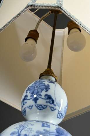 Fayence Balustervase mit Blaumalerei Chinoiserien auf Ormolu Fuß, Hanau 18.Jh., als Lampe montiert, H. 128cm, Hals beschliffen - photo 6