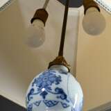 Fayence Balustervase mit Blaumalerei Chinoiserien auf Ormolu Fuß, Hanau 18.Jh., als Lampe montiert, H. 128cm, Hals beschliffen - photo 6