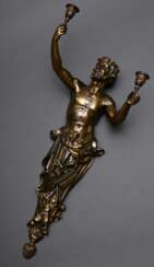 Großer figürlicher Bronze Wandarm &quot;Bacchant mit Weinpokalen&quot; nach altem Vorbild, zweiflammig, H. 82cm, rest.