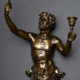 Großer figürlicher Bronze Wandarm "Bacchant mit Weinpokalen" nach altem Vorbild, zweiflammig, H. 82cm, rest. - photo 2