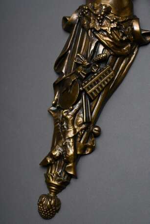 Großer figürlicher Bronze Wandarm "Bacchant mit Weinpokalen" nach altem Vorbild, zweiflammig, H. 82cm, rest. - photo 3