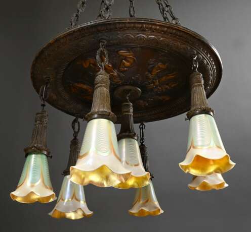 Imposante Bronze Deckenlampe mit figürlichen Putten Reliefs und 7 Tiffany Favrille Glas Tulpenkuppeln, H. ca. 112cm, Ø ca. 67cm - фото 1