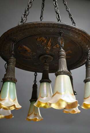 Imposante Bronze Deckenlampe mit figürlichen Putten Reliefs und 7 Tiffany Favrille Glas Tulpenkuppeln, H. ca. 112cm, Ø ca. 67cm - фото 2