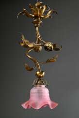 Jugendstil Lampe mit vegetabilem Messing Gestell und rosé verlaufendem Mattglas Schirm, H. 46cm, leicht korrodiert