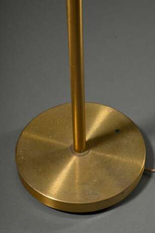 Schwedische Midcentury Stehlampe mit geätztem Glas Schirm "Theatermasken und Akte" auf schlichtem Messing Fuß, Entw.: Bo Notini, Ausf.: Glössner 1946, sign. "Glössner-46 Komp, Notini", H. 175cm, Monti… - фото 3