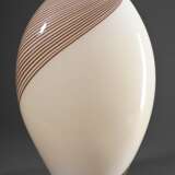 Murano Lampe in flacher Eiform, opak beige Glas mit eingeschmolzenen braunen Spiralfäden, 1970er Jahre, Originalkleber "Vetri Murano", H. 47,5cm - photo 1