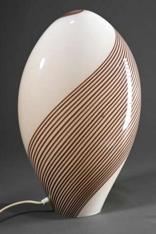 Murano Lampe in flacher Eiform, opak beige Glas mit eingeschmolzenen braunen Spiralfäden, 1970er Jahre, Originalkleber "Vetri Murano", H. 47,5cm - photo 2
