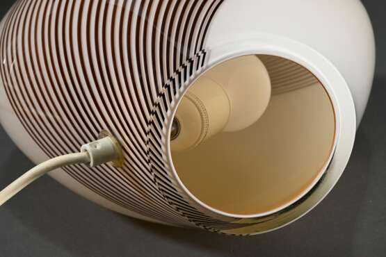 Murano Lampe in flacher Eiform, opak beige Glas mit eingeschmolzenen braunen Spiralfäden, 1970er Jahre, Originalkleber "Vetri Murano", H. 47,5cm - photo 4
