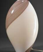 Éclairage. Murano Lampe in flacher Eiform, opak beige Glas mit eingeschmolzenen braunen Spiralfäden, 1970er Jahre, Originalkleber &quot;Vetri Murano&quot;, H. 51cm