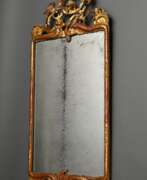 Зеркала. Rokoko Konsolspiegel mit asymmetrisch floral dekoriertem Rahmen, Holz geschnitzt mit Resten von Vergoldung über Bolusgrund, altes Spiegelglas, Mitte 18.Jh., 119x54cm, Altersspuren, rest.