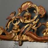 Rokoko Konsolspiegel mit asymmetrisch floral dekoriertem Rahmen, Holz geschnitzt mit Resten von Vergoldung über Bolusgrund, altes Spiegelglas, Mitte 18.Jh., 119x54cm, Altersspuren, rest. - фото 2