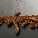 Rokoko Konsolspiegel mit asymmetrisch floral dekoriertem Rahmen, Holz geschnitzt mit Resten von Vergoldung über Bolusgrund, altes Spiegelglas, Mitte 18.Jh., 119x54cm, Altersspuren, rest. - фото 3