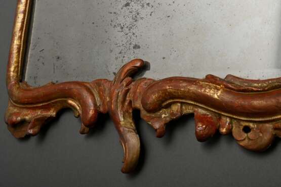 Rokoko Konsolspiegel mit asymmetrisch floral dekoriertem Rahmen, Holz geschnitzt mit Resten von Vergoldung über Bolusgrund, altes Spiegelglas, Mitte 18.Jh., 119x54cm, Altersspuren, rest. - фото 3