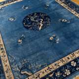 Großer Peking Teppich in Blau- und Beigetönen mit floraler Musterung und beschriftetem Medaillon 春信梅花报 乙未 仲秋 写 (Pflaumenbäume blühen im Frühling. Geschrieben im Herbst des Jahres 1895 oder 1955), oben sign. 敦记言 Dun Ji Ya… - Foto 1