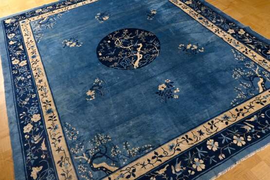 Großer Peking Teppich in Blau- und Beigetönen mit floraler Musterung und beschriftetem Medaillon 春信梅花报 乙未 仲秋 写 (Pflaumenbäume blühen im Frühling. Geschrieben im Herbst des Jahres 1895 oder 1955), oben sign. 敦记言 Dun Ji Ya… - Foto 1