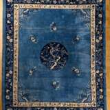 Großer Peking Teppich in Blau- und Beigetönen mit floraler Musterung und beschriftetem Medaillon 春信梅花报 乙未 仲秋 写 (Pflaumenbäume blühen im Frühling. Geschrieben im Herbst des Jahres 1895 oder 1955), oben sign. 敦记言 Dun Ji Ya… - Foto 2