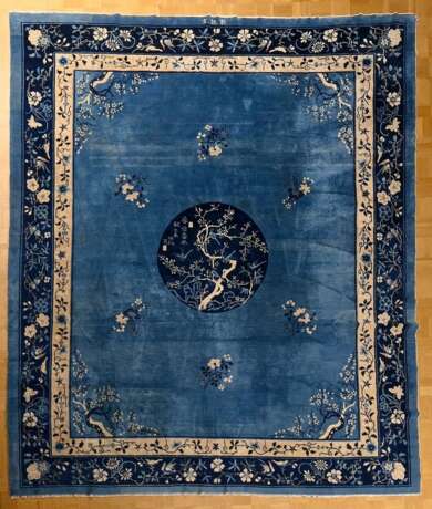 Großer Peking Teppich in Blau- und Beigetönen mit floraler Musterung und beschriftetem Medaillon 春信梅花报 乙未 仲秋 写 (Pflaumenbäume blühen im Frühling. Geschrieben im Herbst des Jahres 1895 oder 1955), oben sign. 敦记言 Dun Ji Ya… - Foto 2