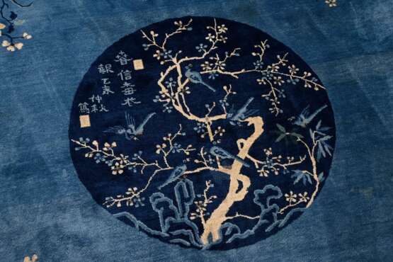 Großer Peking Teppich in Blau- und Beigetönen mit floraler Musterung und beschriftetem Medaillon 春信梅花报 乙未 仲秋 写 (Pflaumenbäume blühen im Frühling. Geschrieben im Herbst des Jahres 1895 oder 1955), oben sign. 敦记言 Dun Ji Ya… - Foto 3