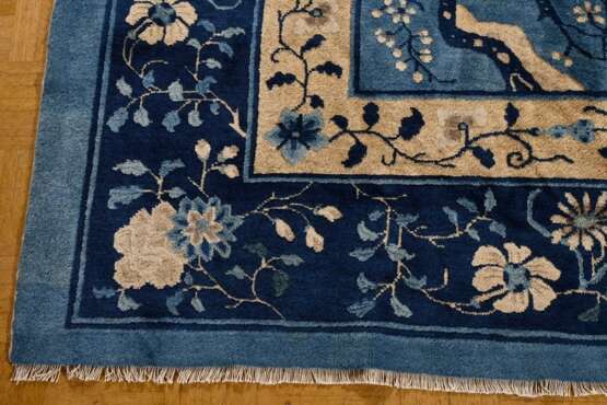 Großer Peking Teppich in Blau- und Beigetönen mit floraler Musterung und beschriftetem Medaillon 春信梅花报 乙未 仲秋 写 (Pflaumenbäume blühen im Frühling. Geschrieben im Herbst des Jahres 1895 oder 1955), oben sign. 敦记言 Dun Ji Ya… - Foto 5