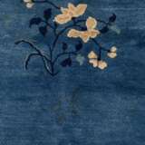 Großer Peking Teppich in Blau- und Beigetönen mit floraler Musterung und beschriftetem Medaillon 春信梅花报 乙未 仲秋 写 (Pflaumenbäume blühen im Frühling. Geschrieben im Herbst des Jahres 1895 oder 1955), oben sign. 敦记言 Dun Ji Ya… - Foto 6
