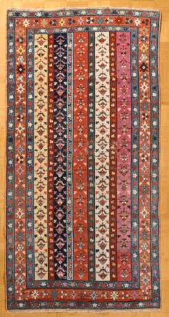 Karabagh mit stilisierten Blüten und Ranken Borten in blau-rot-grün, Südkaukasus, wohl dat. 1863, 107x236cm, Gebrauchsspuren, Ränder defekt - photo 2
