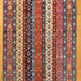 Karabagh mit stilisierten Blüten und Ranken Borten in blau-rot-grün, Südkaukasus, wohl dat. 1863, 107x236cm, Gebrauchsspuren, Ränder defekt - photo 2