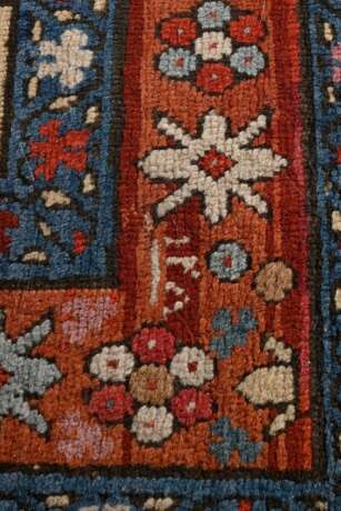 Karabagh mit stilisierten Blüten und Ranken Borten in blau-rot-grün, Südkaukasus, wohl dat. 1863, 107x236cm, Gebrauchsspuren, Ränder defekt - photo 3