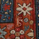 Karabagh mit stilisierten Blüten und Ranken Borten in blau-rot-grün, Südkaukasus, wohl dat. 1863, 107x236cm, Gebrauchsspuren, Ränder defekt - photo 3