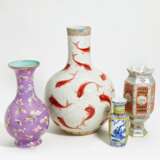 Drei Vasen und eine Laterne - photo 1