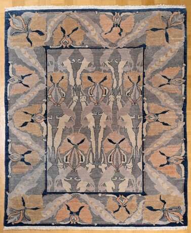Teppich mit abstrahiertem Floraldekor "Orchideen" und abgesetztem Mittelfeld in Jugendstil Façon nach Entwurf von William Morris, Herst.: Alfombra Rica Basagoiti, Madrid, 20.Jh., grau-blau und beige, 271x228cm,… - фото 1
