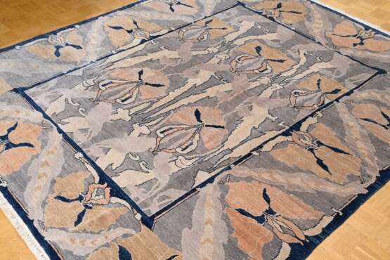 Teppich mit abstrahiertem Floraldekor "Orchideen" und abgesetztem Mittelfeld in Jugendstil Façon nach Entwurf von William Morris, Herst.: Alfombra Rica Basagoiti, Madrid, 20.Jh., grau-blau und beige, 271x228cm,… - фото 2