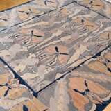 Teppich mit abstrahiertem Floraldekor "Orchideen" und abgesetztem Mittelfeld in Jugendstil Façon nach Entwurf von William Morris, Herst.: Alfombra Rica Basagoiti, Madrid, 20.Jh., grau-blau und beige, 271x228cm,… - фото 2