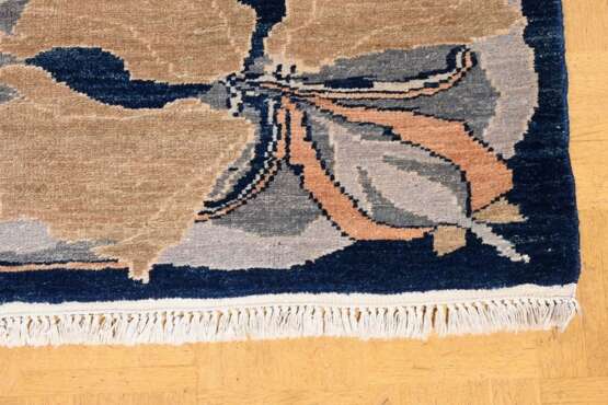 Teppich mit abstrahiertem Floraldekor "Orchideen" und abgesetztem Mittelfeld in Jugendstil Façon nach Entwurf von William Morris, Herst.: Alfombra Rica Basagoiti, Madrid, 20.Jh., grau-blau und beige, 271x228cm,… - фото 3