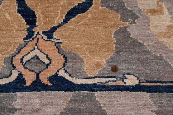 Teppich mit abstrahiertem Floraldekor "Orchideen" und abgesetztem Mittelfeld in Jugendstil Façon nach Entwurf von William Morris, Herst.: Alfombra Rica Basagoiti, Madrid, 20.Jh., grau-blau und beige, 271x228cm,… - фото 4